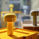 Homezie.de-Bellhop Table Lamp-Homezie Tischlampe | USB aufladbar | Tragbare LED Lampe für Innen- und Außenbereich