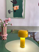 Homezie.de-Bellhop Table Lamp-Homezie Tischlampe | USB aufladbar | Tragbare LED Lampe für Innen- und Außenbereich