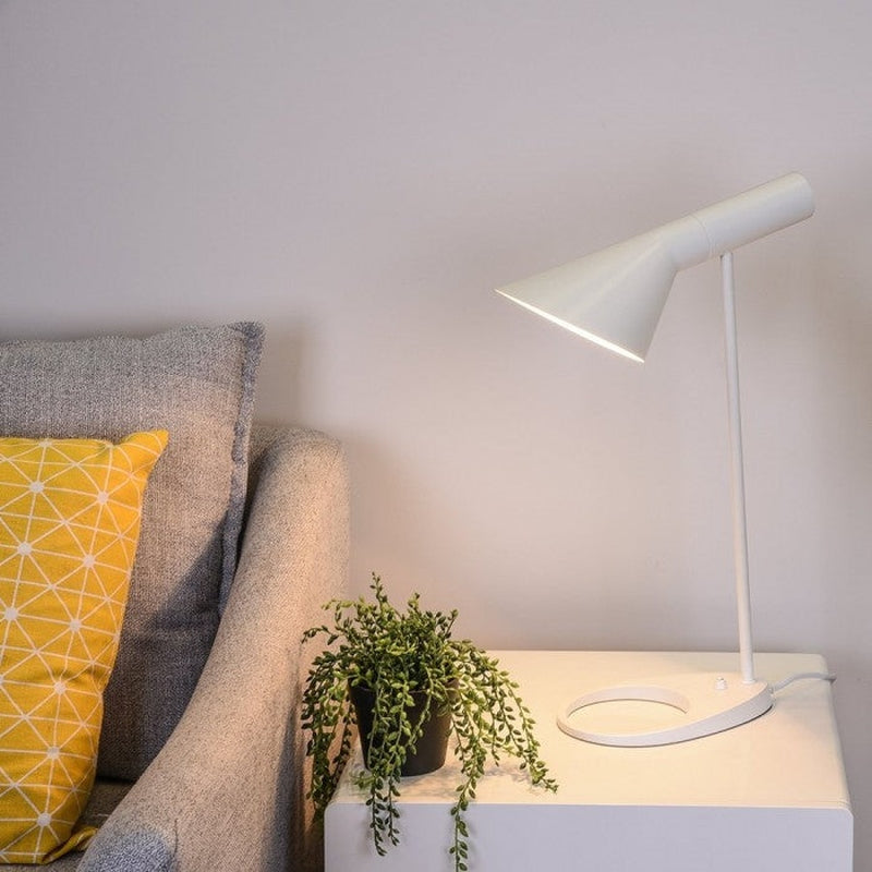 Homezie.de-Homezie Klassische Metall-Tischlampe | Asymmetrisches Design | Ideal für Schlafzimmerbeleuchtung