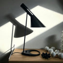 Homezie.de-Homezie Klassische Metall-Tischlampe | Asymmetrisches Design | Ideal für Schlafzimmerbeleuchtung