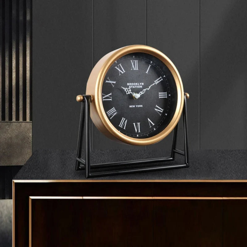 Homezie.de-Homezie Tischuhr | Retro-Design | Dekorative Metall-Uhr 26,5x26,5x7cm für stilvolle Innenräume