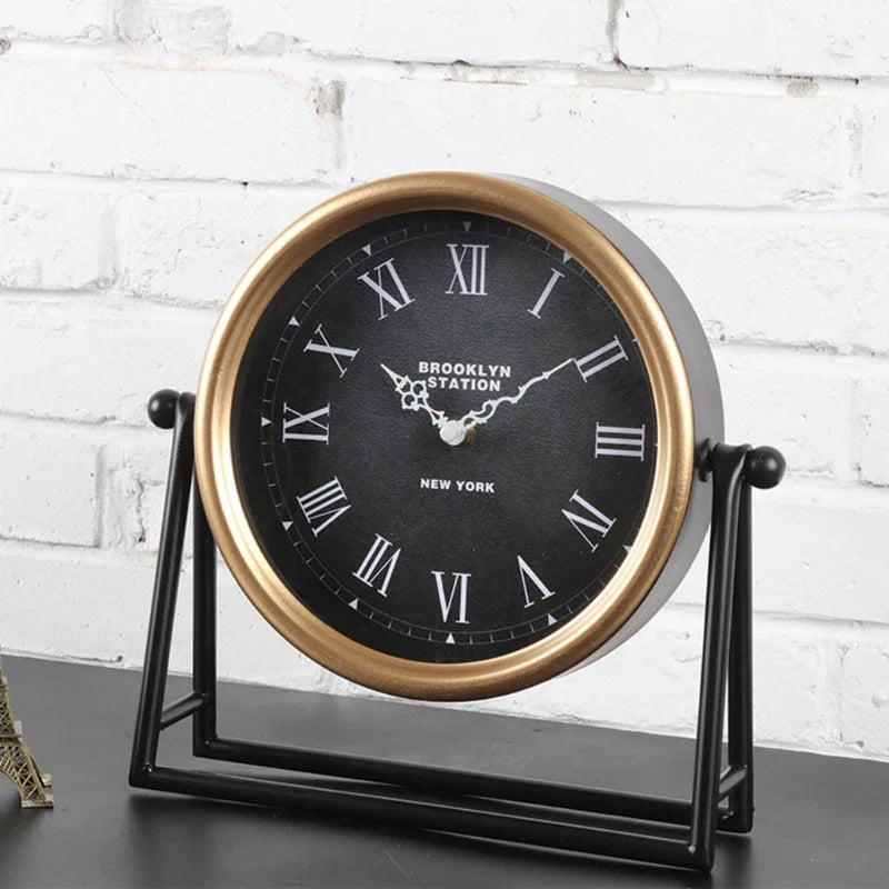 Homezie.de-Homezie Tischuhr | Retro-Design | Dekorative Metall-Uhr 26,5x26,5x7cm für stilvolle Innenräume