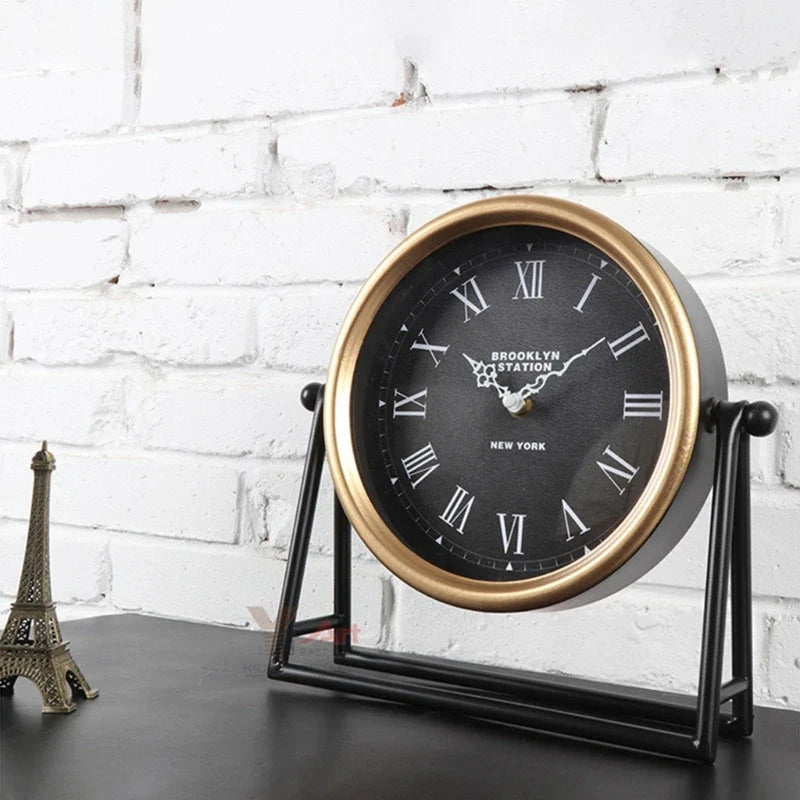 Homezie.de-Homezie Tischuhr | Retro-Design | Dekorative Metall-Uhr 26,5x26,5x7cm für stilvolle Innenräume