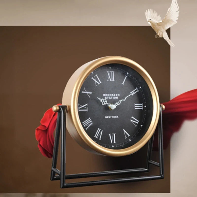 Homezie.de-Homezie Tischuhr | Retro-Design | Dekorative Metall-Uhr 26,5x26,5x7cm für stilvolle Innenräume