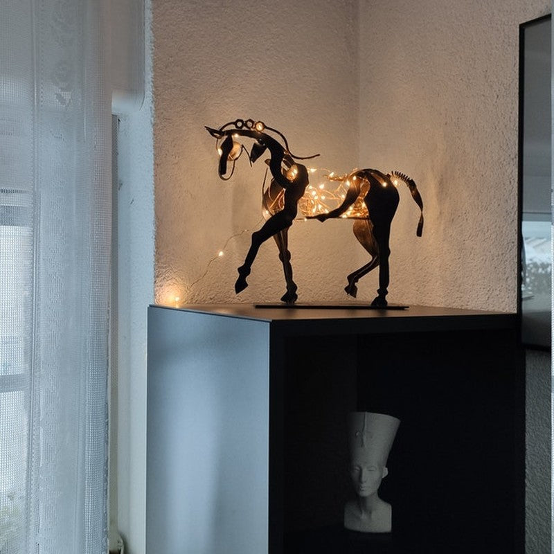 Homezie.de-Jubil kabellose Handgemachte Pferdelampe - €30-Homezie Metallornament | Künstlerisches Pferdedesign | Elegante Wohnraumdekoration