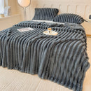 Homezie Kuscheldecke | Dickes Korallenfleece, Breite Streifen & Weiche Oberfläche | Multifunktionale Decke für Sofa, Bett und Haustiere