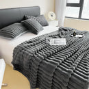 Homezie Kuscheldecke | Dickes Korallenfleece, Breite Streifen & Weiche Oberfläche | Multifunktionale Decke für Sofa, Bett und Haustiere