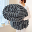 Homezie Kuscheldecke | Dickes Korallenfleece, Breite Streifen & Weiche Oberfläche | Multifunktionale Decke für Sofa, Bett und Haustiere
