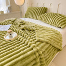 Homezie Kuscheldecke | Dickes Korallenfleece, Breite Streifen & Weiche Oberfläche | Multifunktionale Decke für Sofa, Bett und Haustiere