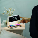Homezie Nachttischlampe | 3-in-1 LED-Leuchte mit Wecker und kabelloser Ladestation | Für Schlafzimmer und Nachttisch